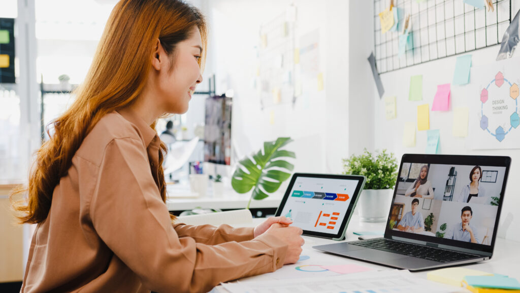 Treinamento em TI - Mulher realizando um treinamento online
