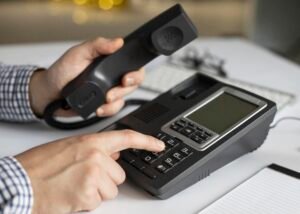 pessoa usando telefonia ip para empresa voip