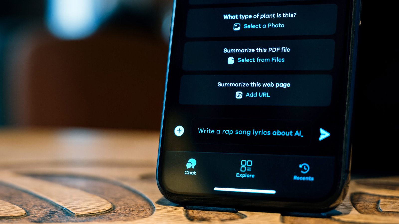 IA Empresa - Celular com aplicativo de IA aberto e sugestões de tarefas na tela.