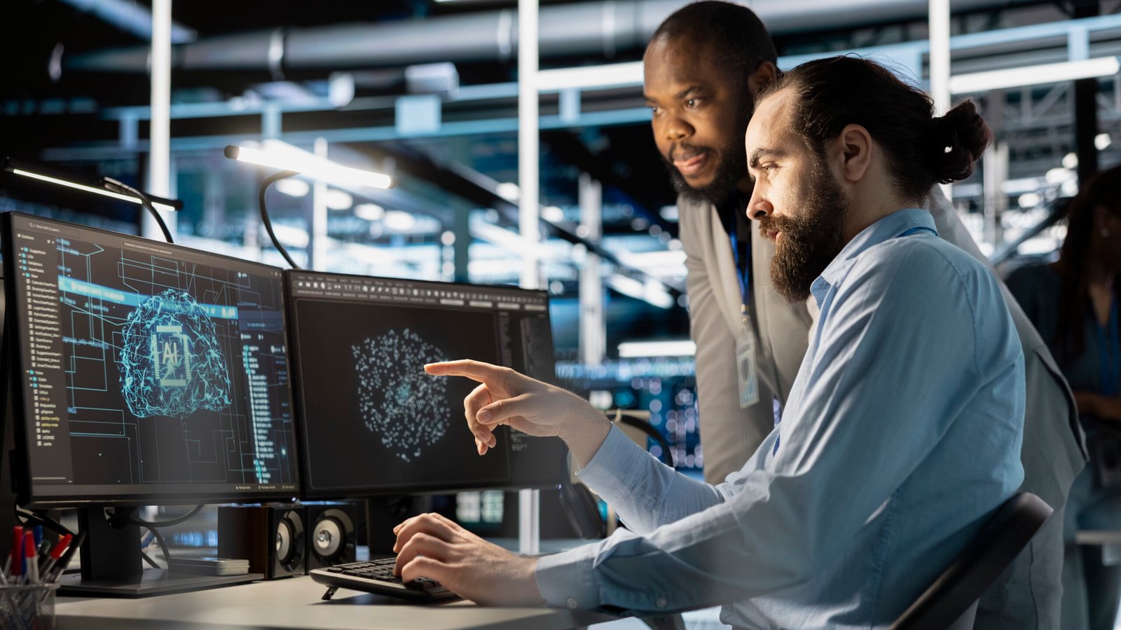 IA Empresa - Técnicos analisando sistemas com inteligência artificial em ambiente de tecnologia.